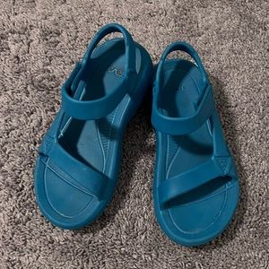 TEVA teal hurricane sandals slightly worn
